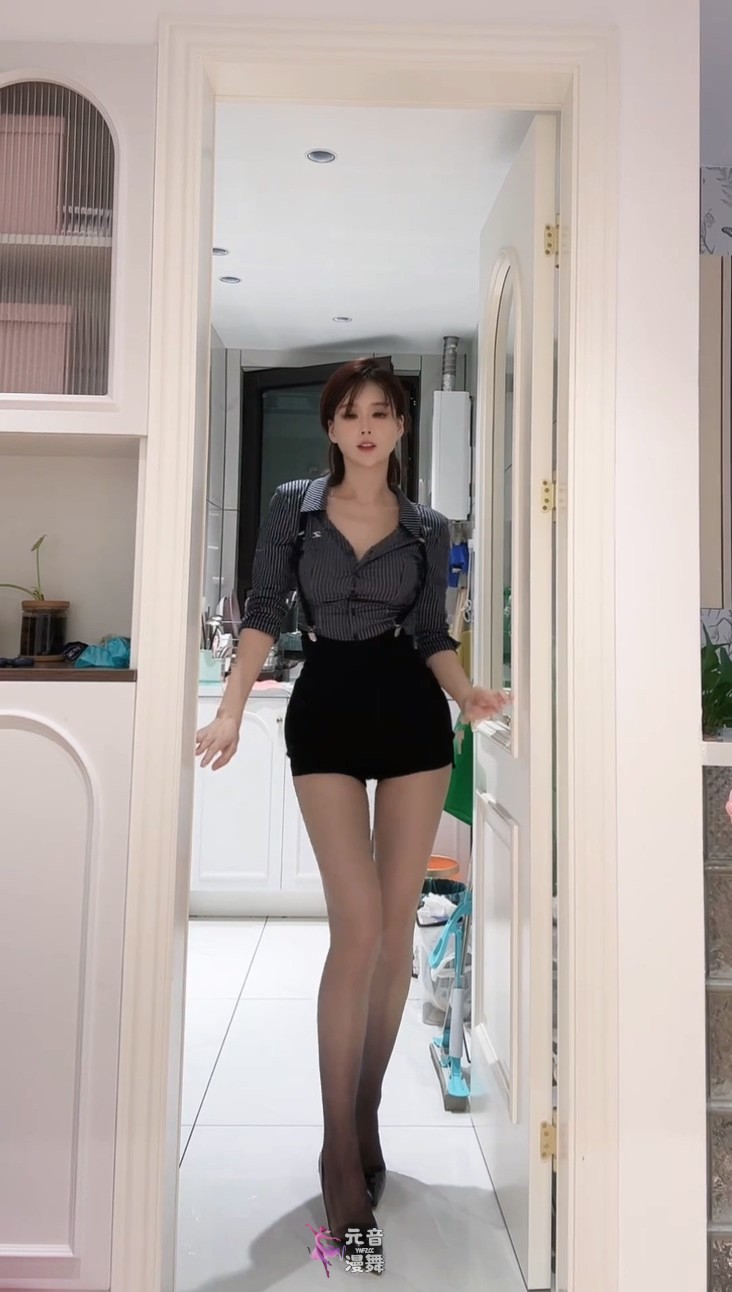 抖音主播@麦小秀 25年08月热舞混剪视频合集